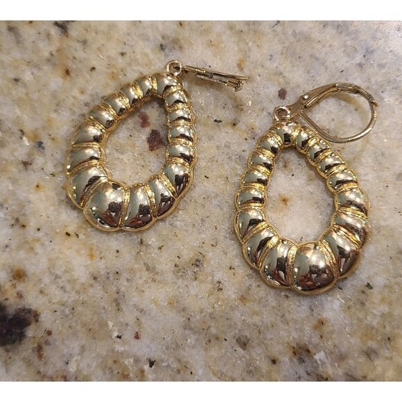 Gold Tone Monet Shell Shrimp Scalloped Necklace & Dangle Earrings Set - Picture 5 of 11